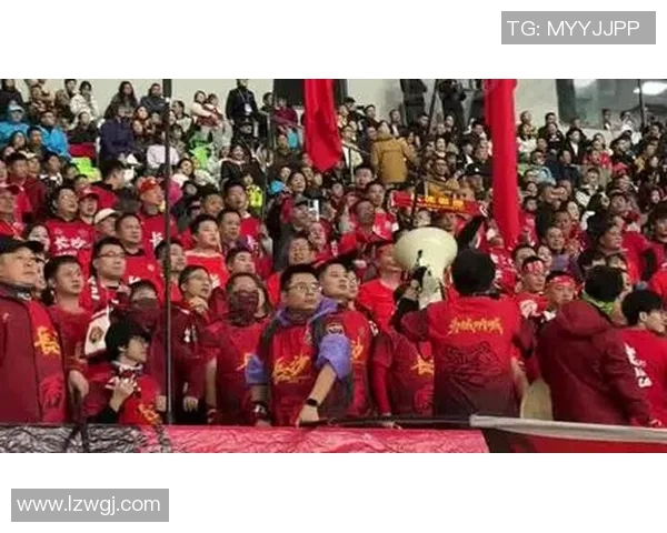 长沙足球赛激情四溢球迷共襄盛举见证精彩瞬间